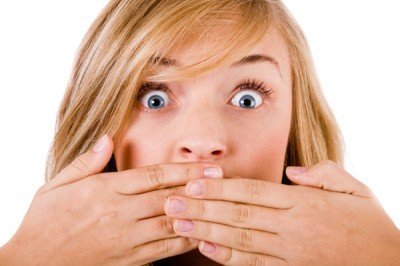 Iată câteva cauze ale respirației urât mirositoare care ar putea să vă surprindă!