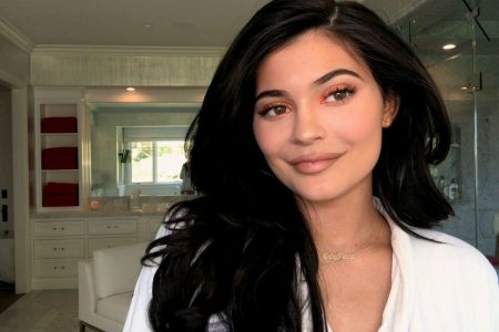 5 trucuri de frumusete uimitoare pentru un machiaj reusit de la Kylie Jenner