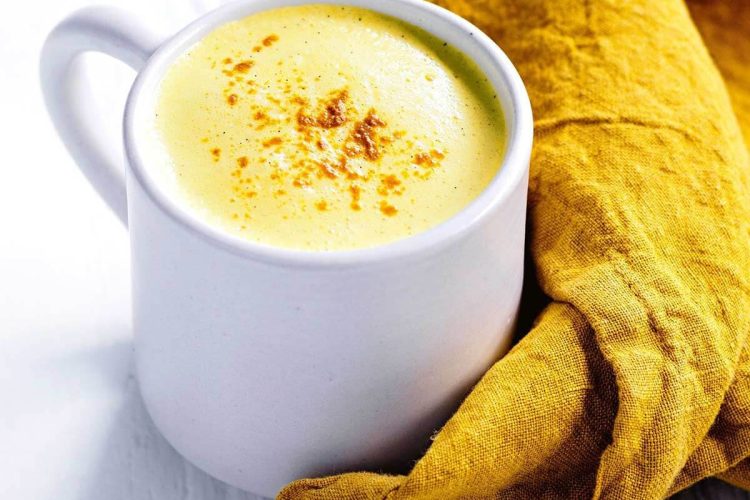 Laptele de aur: care sunt beneficiile sale si de ce ar trebui inclus in rutina ta de frumusete?