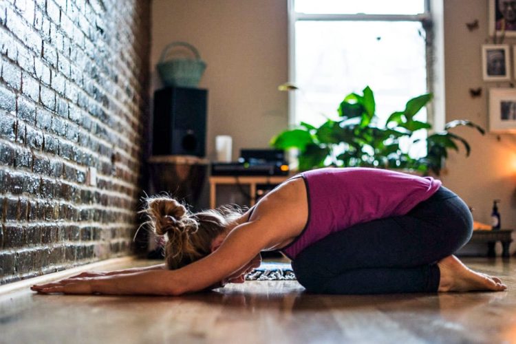 8 sfaturi pentru o practica reusita de yoga acasa