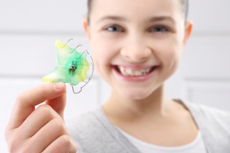 La ce vârstă se pun aparatele dentare si care este cel mai bun aparat dentar pentru copilul meu?