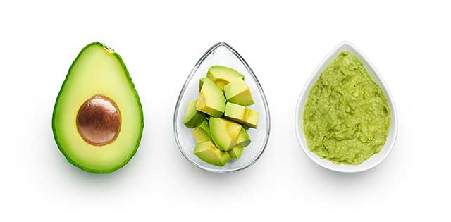 Jumatate de avocado, bucati tocate si guacamole in trei feluri de mancare.