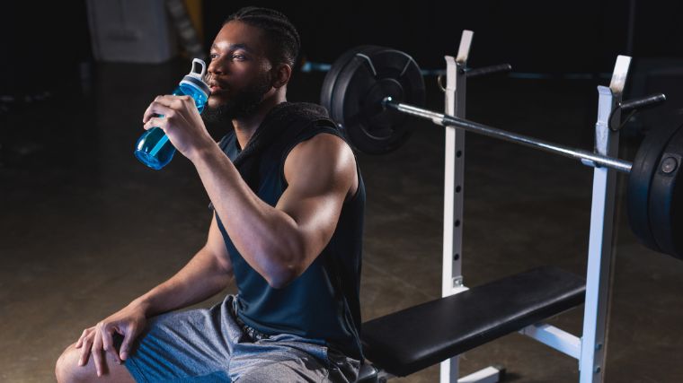 Un tanar sportiv bea apa.