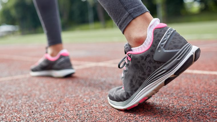 Cineva care foloseste pantofii potriviti pentru alergare.