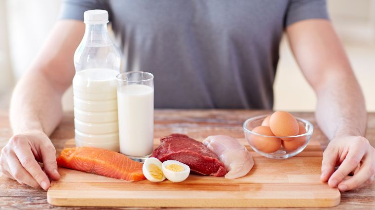 Alimente crude bogate in proteine, expuse pe o masa de tocat.