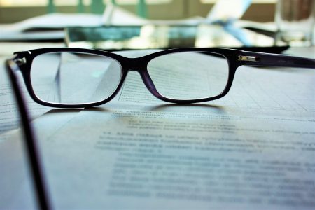 Beneficiile utilizării ochelarilor în fața calculatorului: protecție maximă și confort vizual